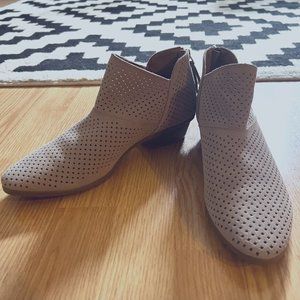 Kenneth Cole Reaction Booties Size 9 Beige